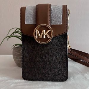 Leather phone crossbody bag.